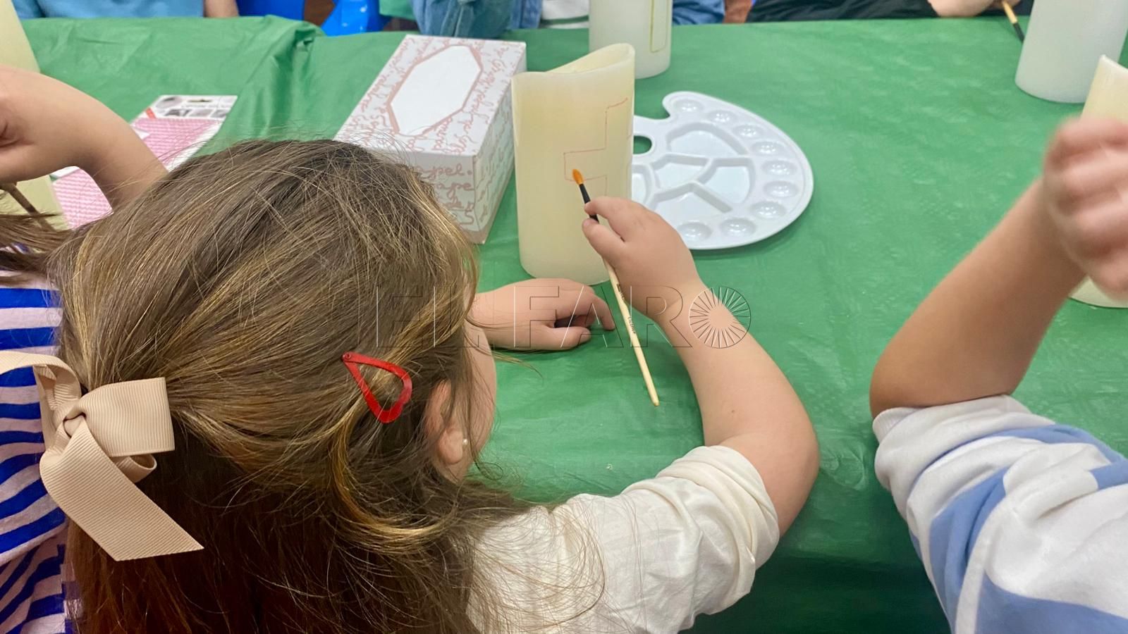 El Sagrado Corazón acerca el significado del cirio pascual a los niños con un taller artístico