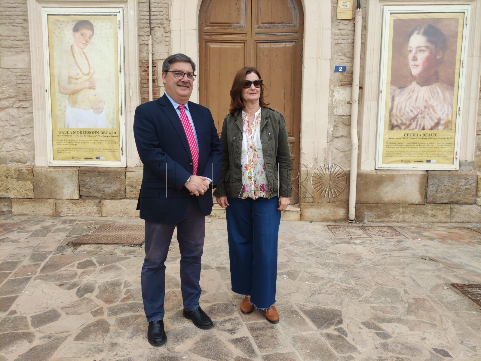 Paco Díaz, presidente de Melilla Monumental, y Marta Marzol, asesora de Cultura y encargada de la selección de la muestra. -AGC-