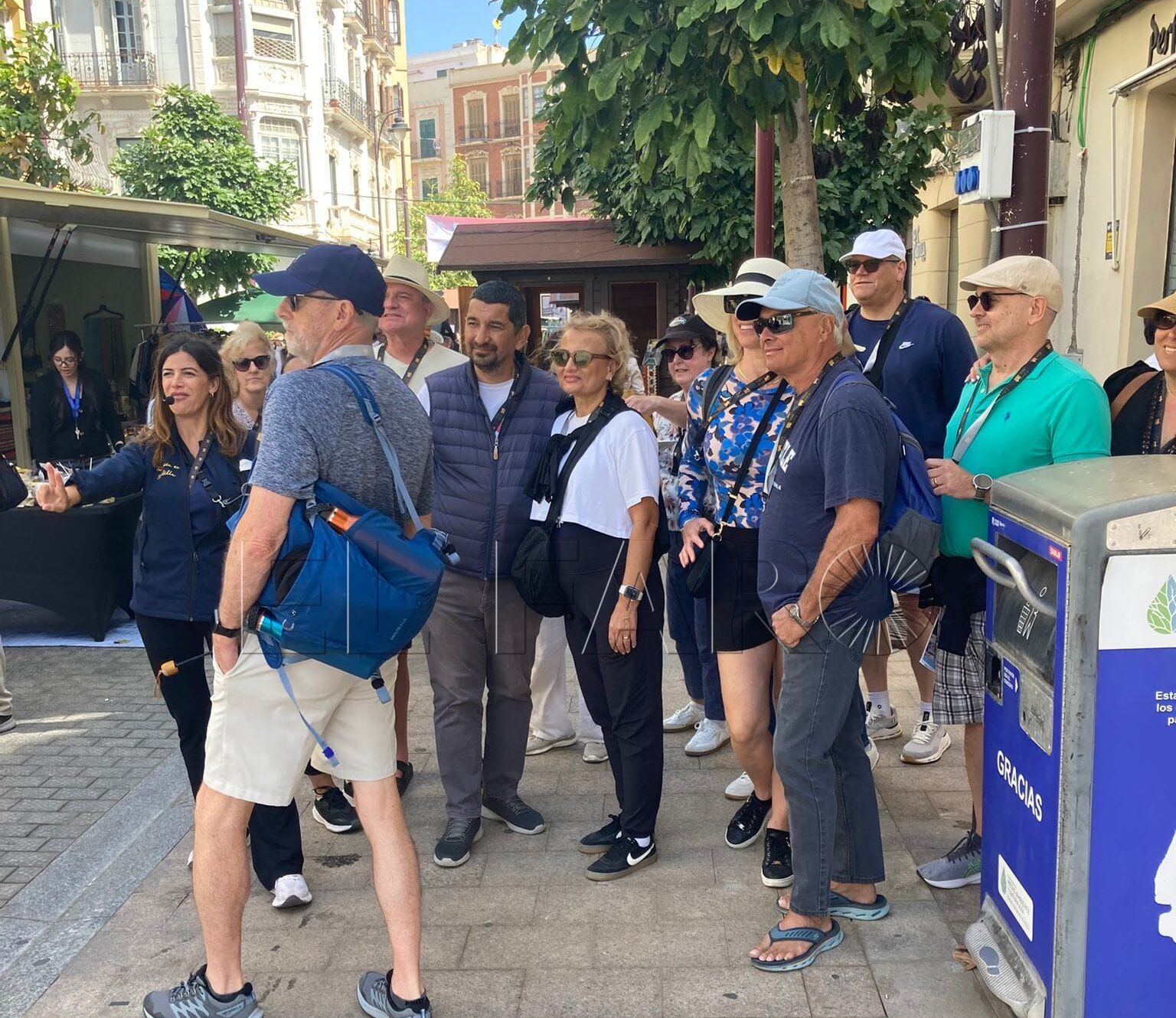 Los turistas recorrieron el centro de la ciudad de la mano de Jennifer Aragón.