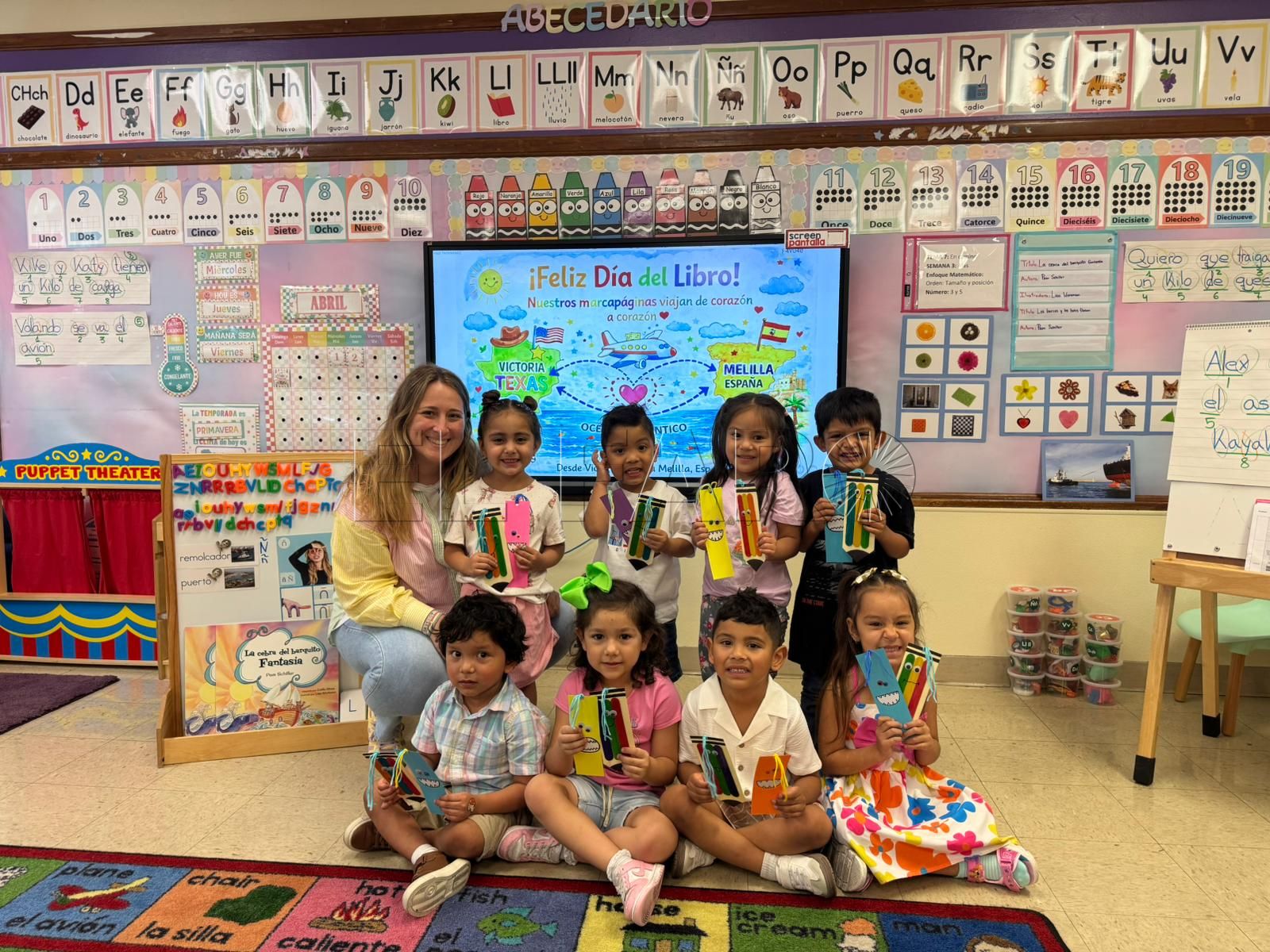 El alumnado de Texas mostrando los marcapáginas para enviar a España.