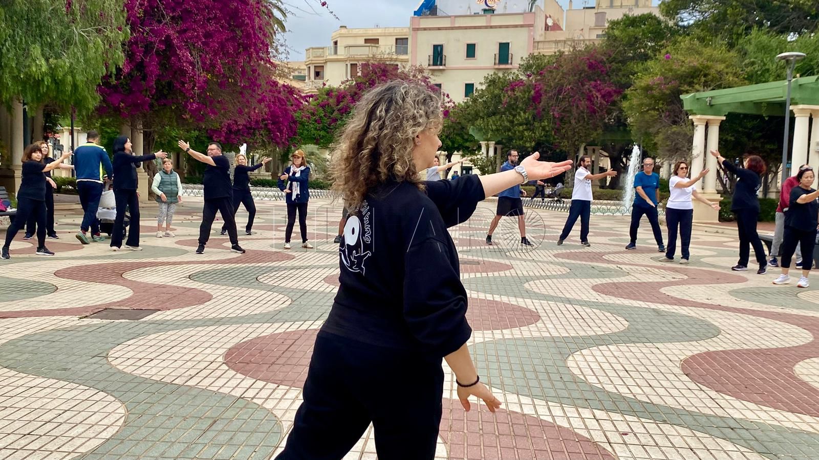 Clara Sánchez dirige una práctica abierta y gratuita en el Día Internacional del Tai Chi y del Chi Kung