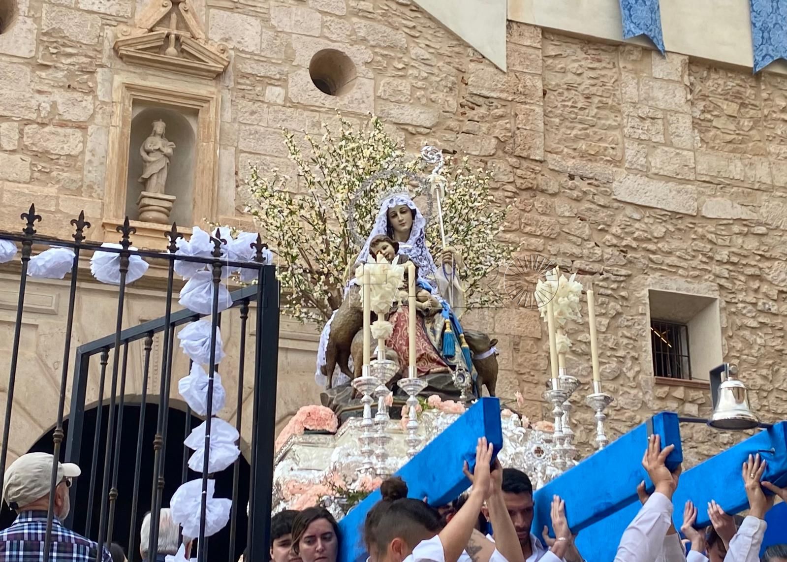 La Divina Pastora de las Almas recorre el barrio de Medina Sidonia en su salida procesional