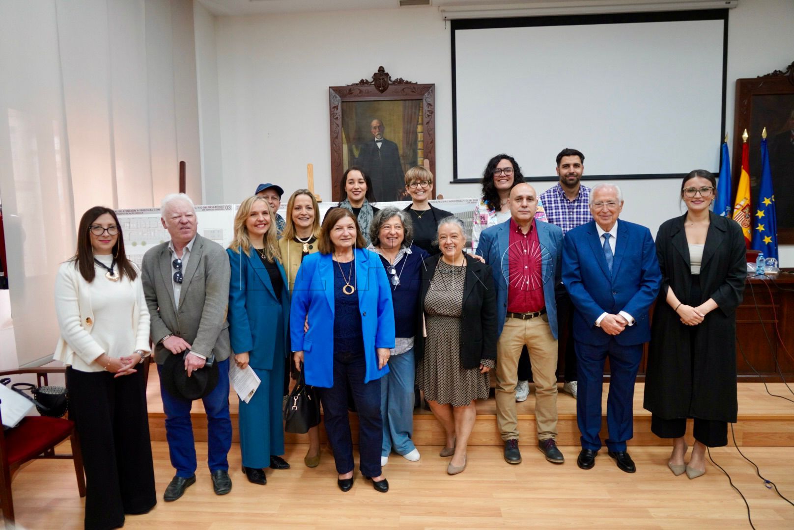 Autoridades locales y la arquitecta Carolina Quevedo con las entidades que formarán parte de este centro.