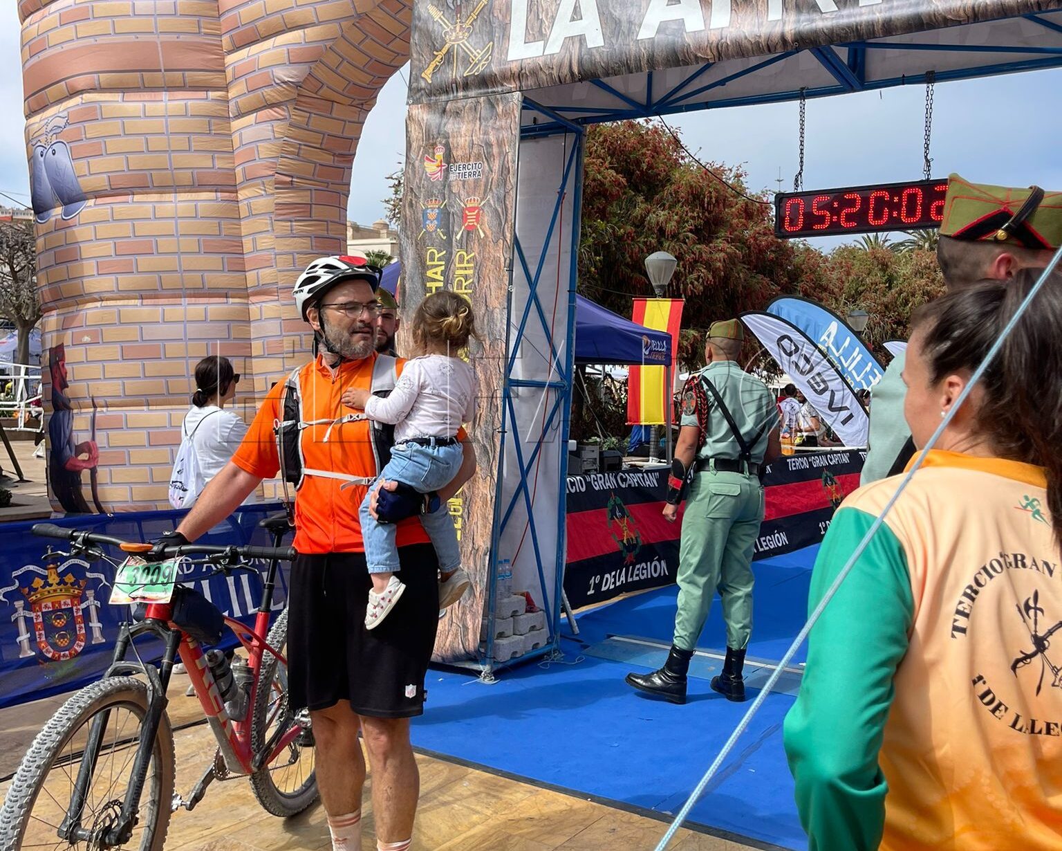 Alejandro Alves, sevillano con raíces melillenses: “Coger a mi hija en brazos y cruzar la meta es lo que más me ha gustado” (cedida)