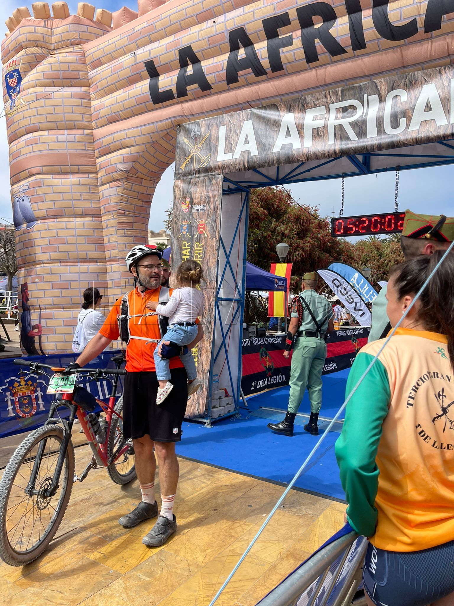 Alejandro Alves, sevillano con raíces melillenses: “Coger a mi hija en brazos y cruzar la meta es lo que más me ha gustado” (cedida)