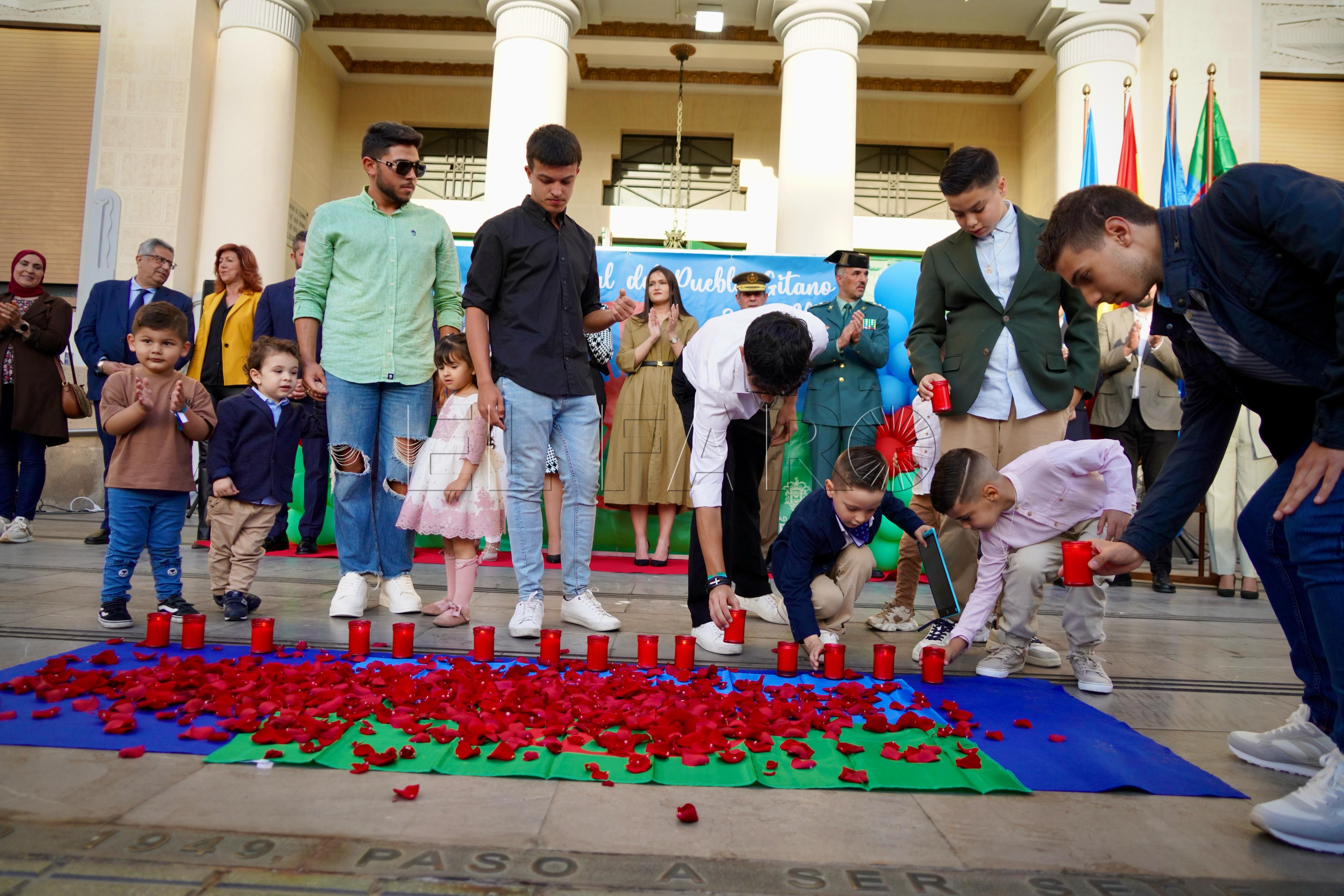 Ceremonia del río 2025, donde las mujeres arrojan pétalos sobre la bandera, representando el río, y los hombres encienden velas. -El Faro-