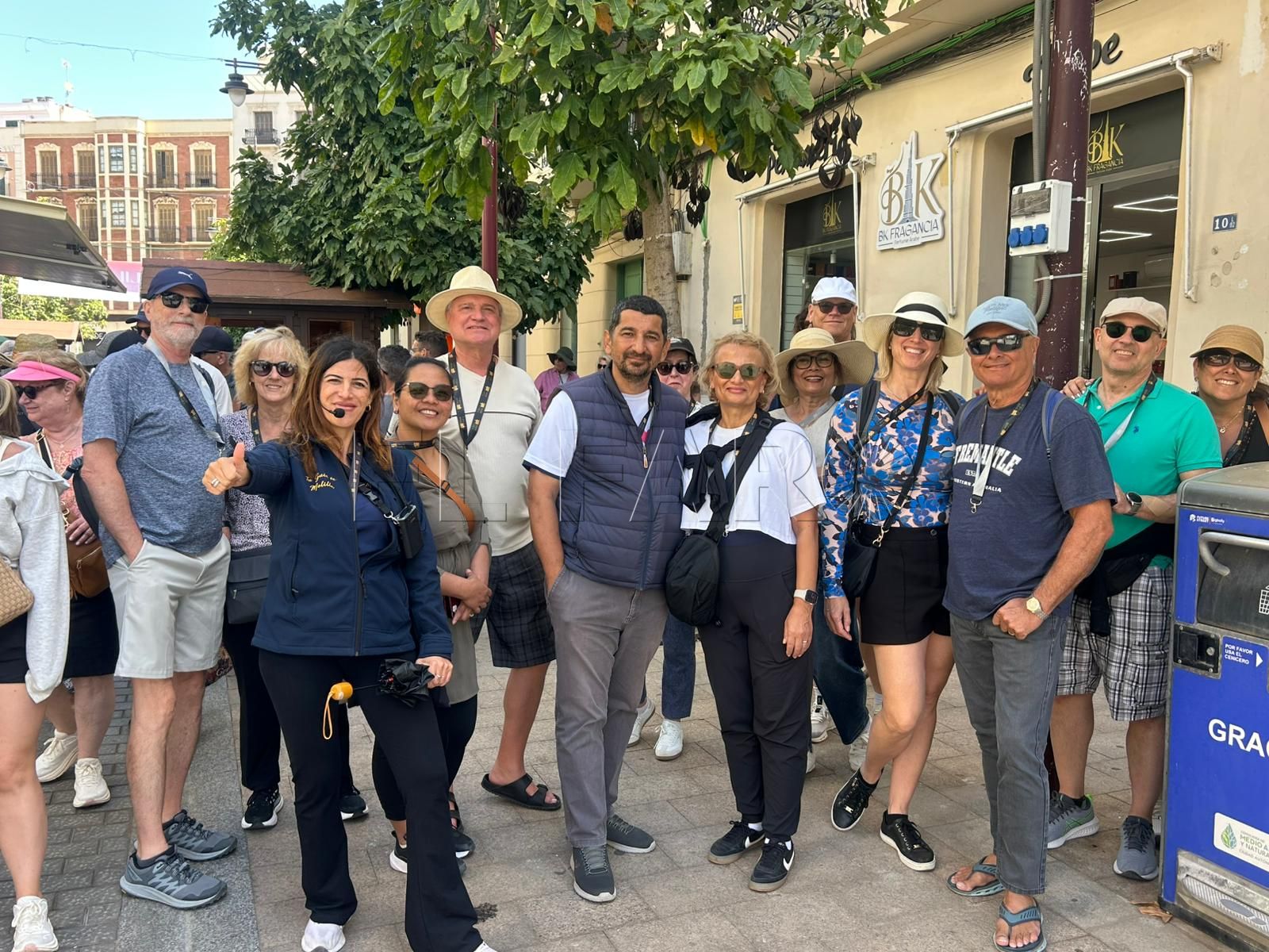 Los turistas recorrieron el centro de la ciudad de la mano de Jennifer Aragón.