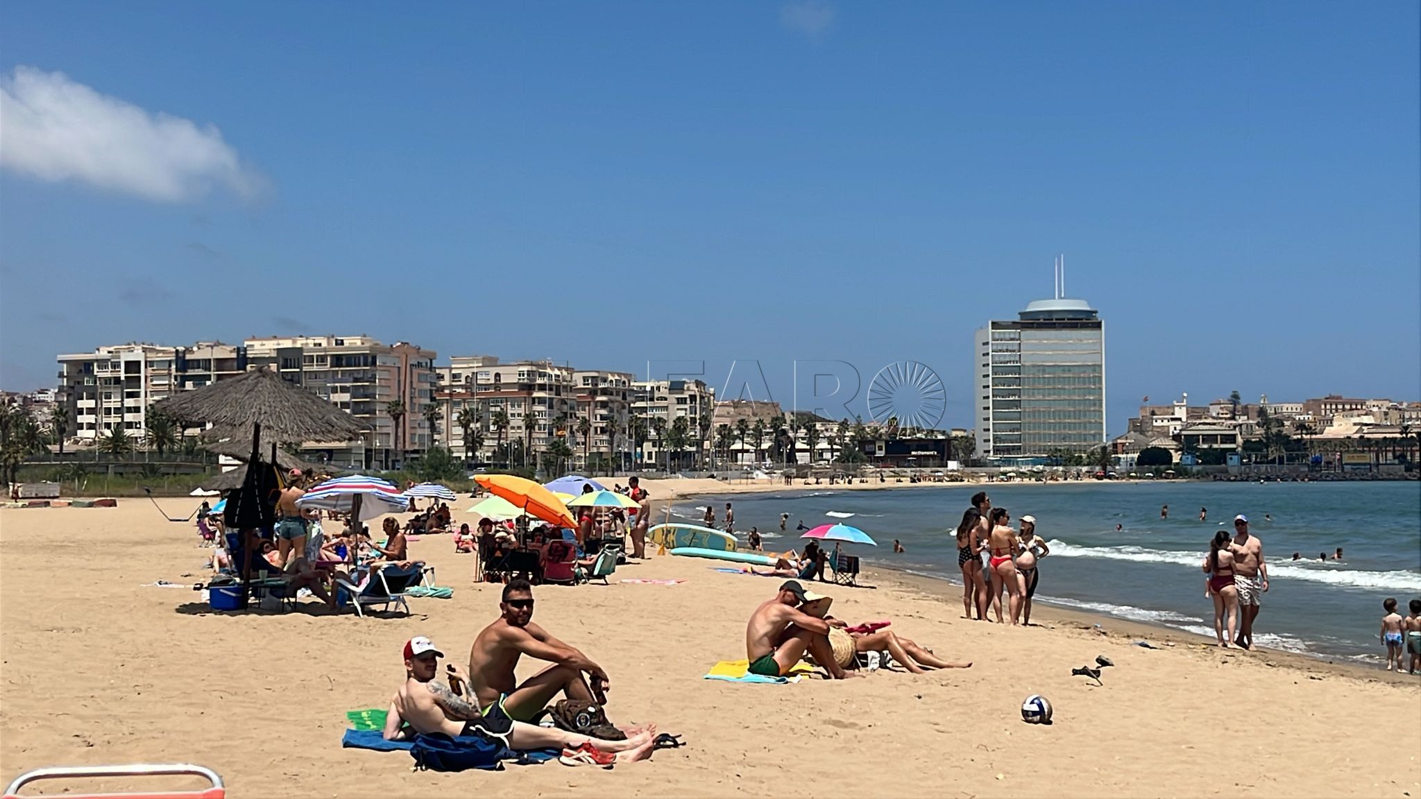 El festivo deja una estampa veraniega en Melilla: sombrillas, neveras y cientos de toallas