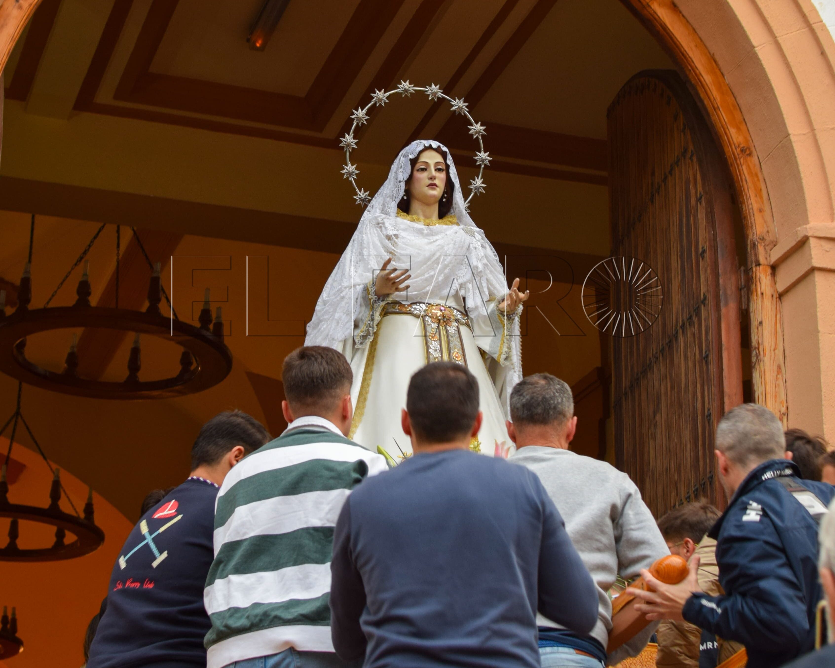 El Rosario de la Aurora marca el inicio del mes mariano en Santa María Micaela (fotografía de María Reyes)