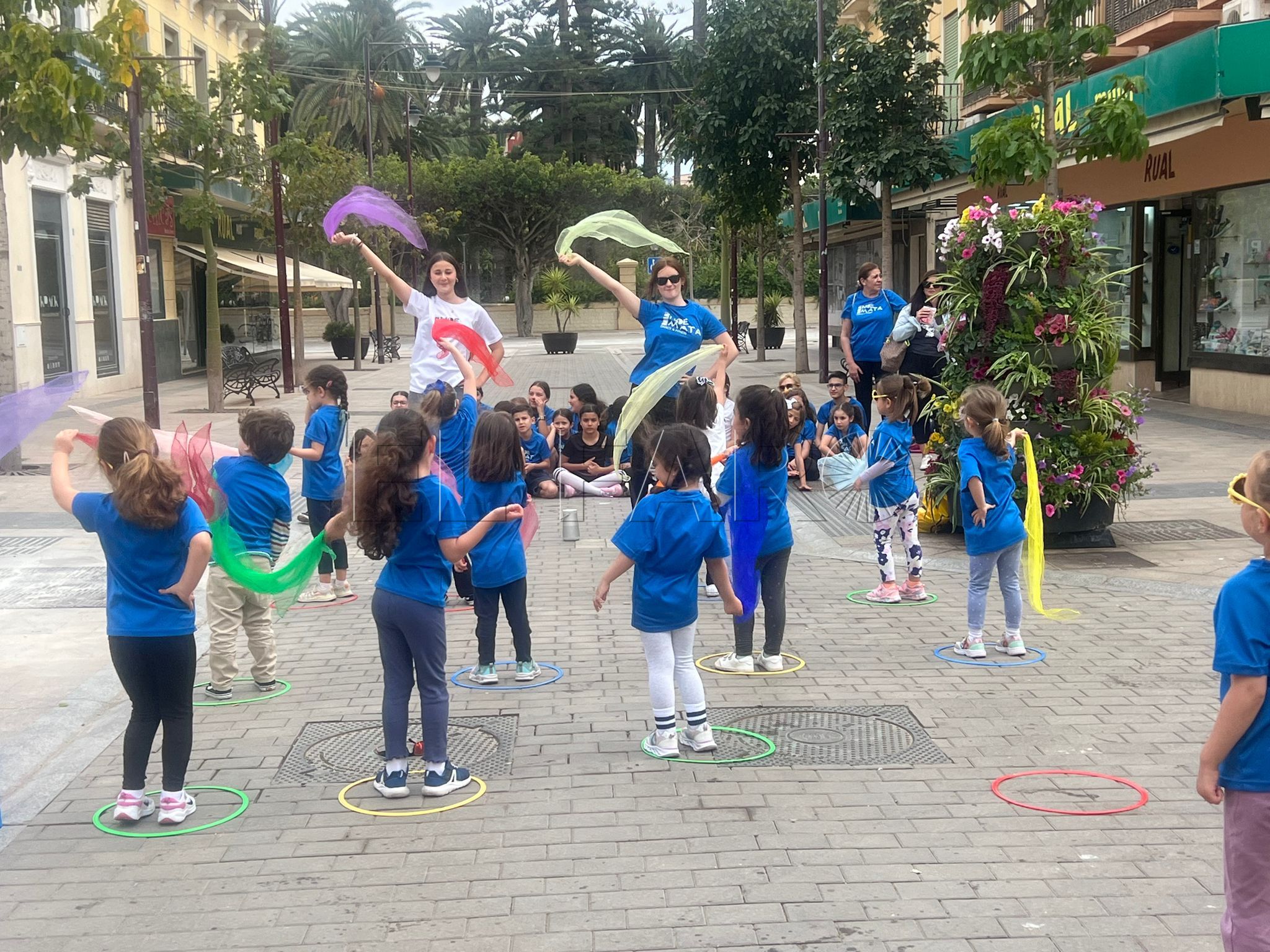 Los alumnos de la escuela realizan sus ensayos en el centro de la ciudad.