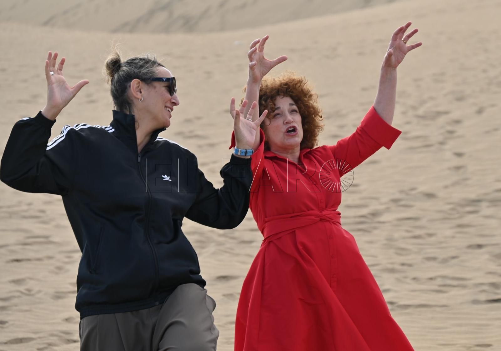 Violeta Salama -directora- y Cristina Marcos -actriz- durante el rodaje de 'Auri' en Canarias. -Cedida por Salama-