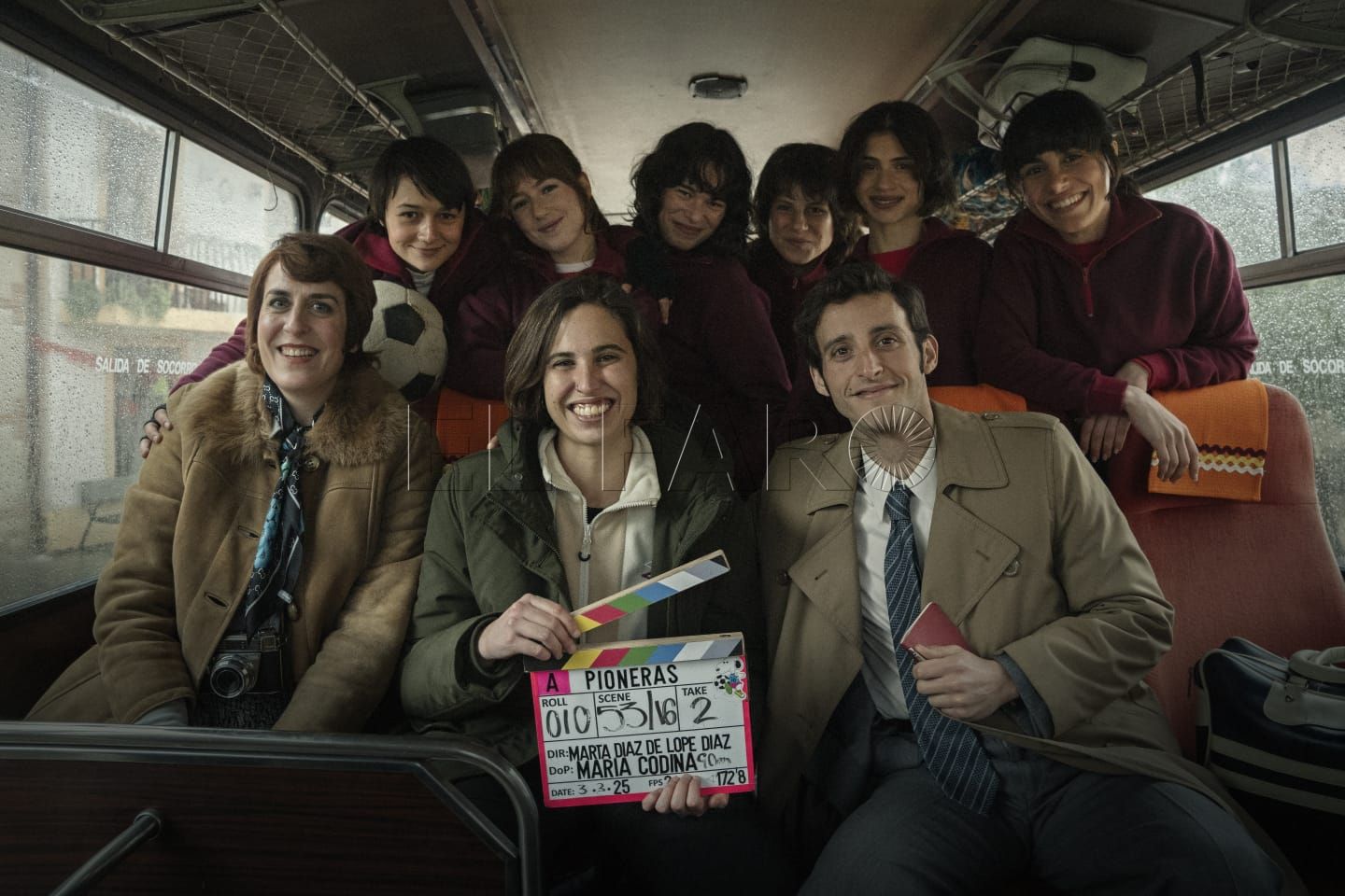 La directora Marta Díaz de Lope junto al reparto de la película. -Cedida por VIVA.-