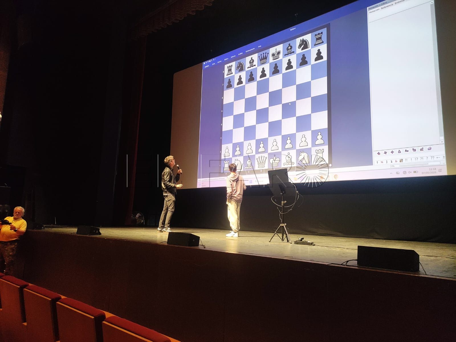 Manuel Azuaga durante su intervención en el cinefórum de Menudas Piezas en el Teatro Kursaal. -AGC-
