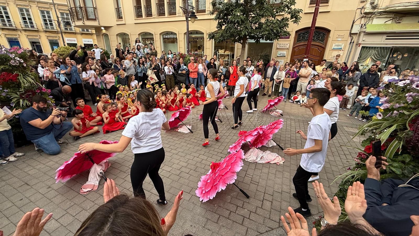 Cuerpo de baile de Noe Mata durante la jornada de pasacalles. -JCF-