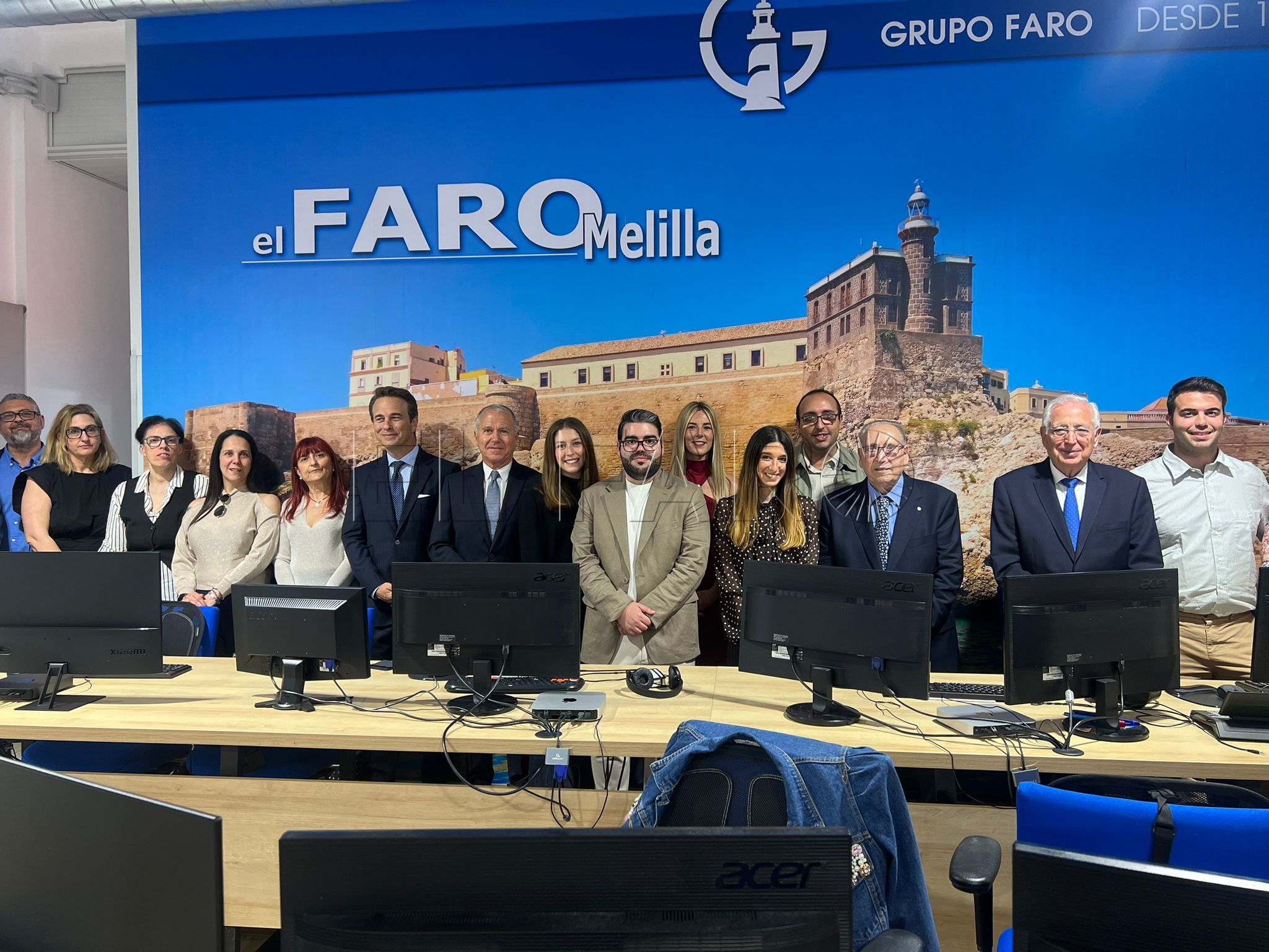 Gran parte de la plantilla de El Faro de Melilla junto al editor Rafael Montero y el presidente de la Ciudad Juan José Imbroda.