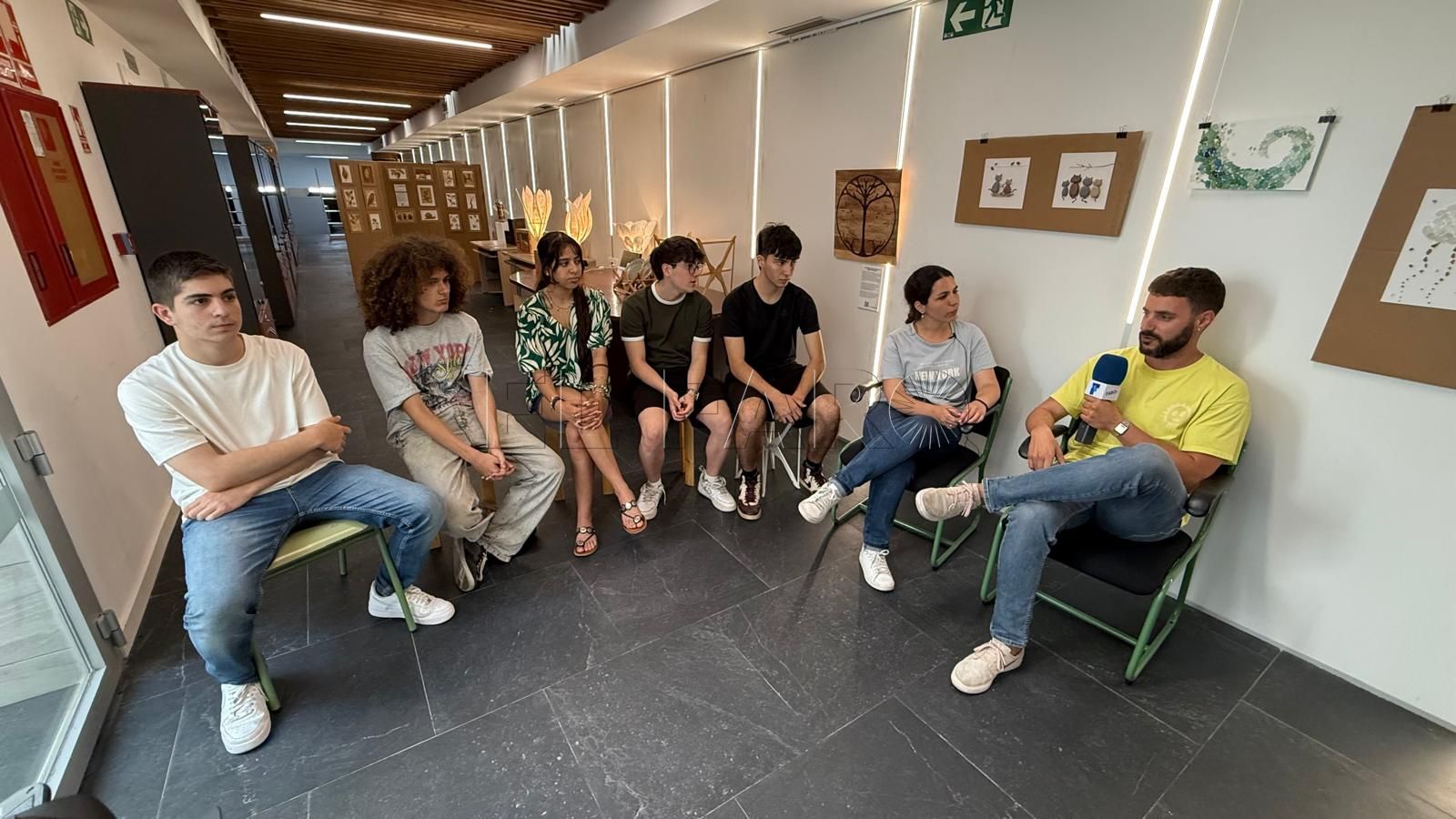 Cinco de los alumnos que han participado en el primer programa Erasmus del Conservatorio Profesional de Música de Melilla junto al profesor Adrián Maqueda. -JCF-