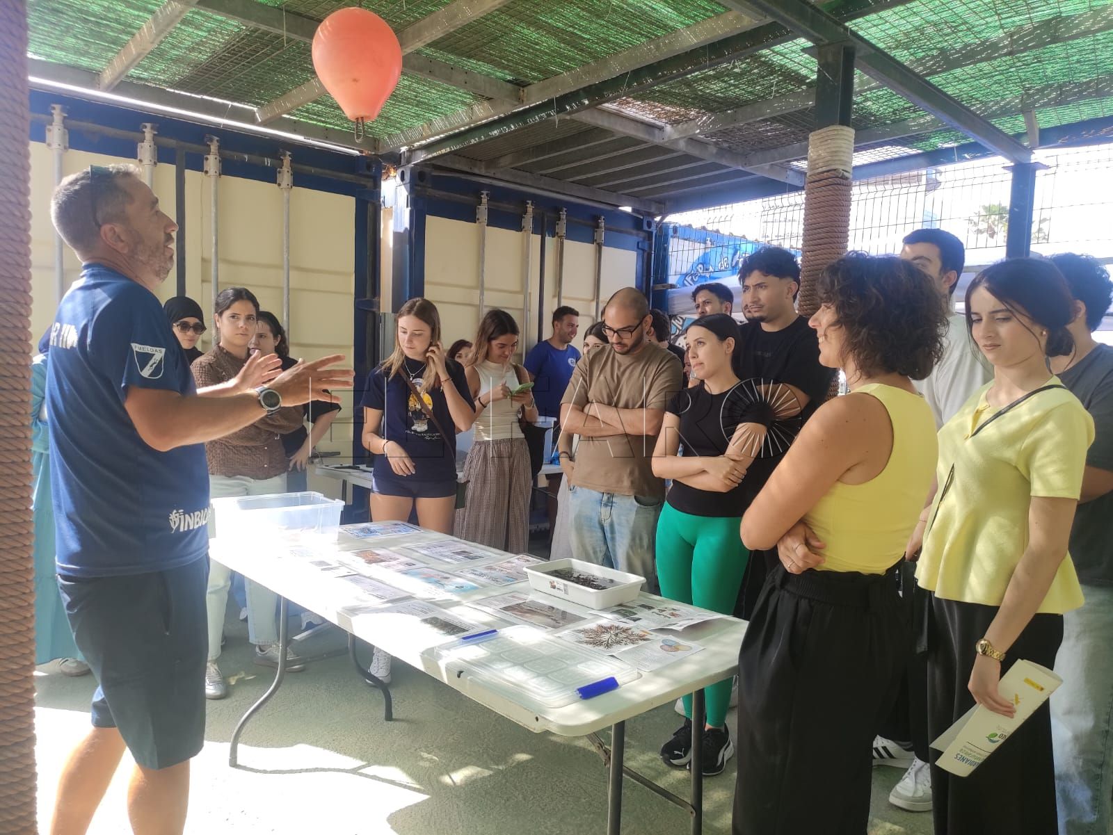 Ángel Orozco del Club Ánfora en su explicación de las especies invasoras en el medio marino como algas y cangrejos azules. -AGC-