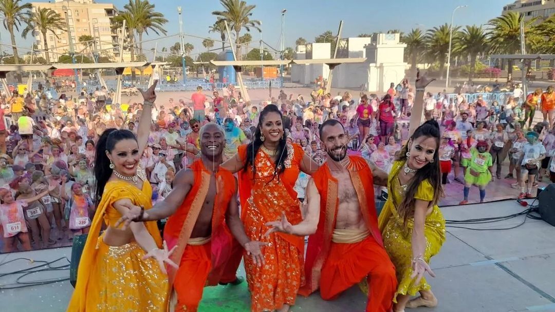 Amura, Bethfrain,Mistri, Raúl y Judith durante su actuación el pasado Holi en Melilla. -Cedida por Mistri-