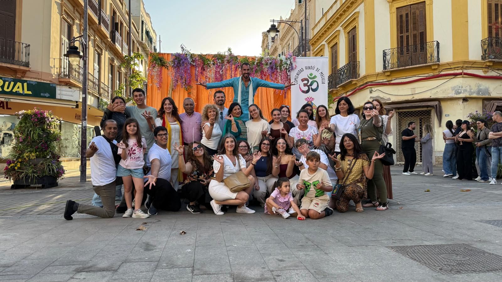 Miembros de la comunidad hindú junto a Raúl Naranjo y algunos de los participantes del taller de Bollywood Urbano este jueves. -AGC-