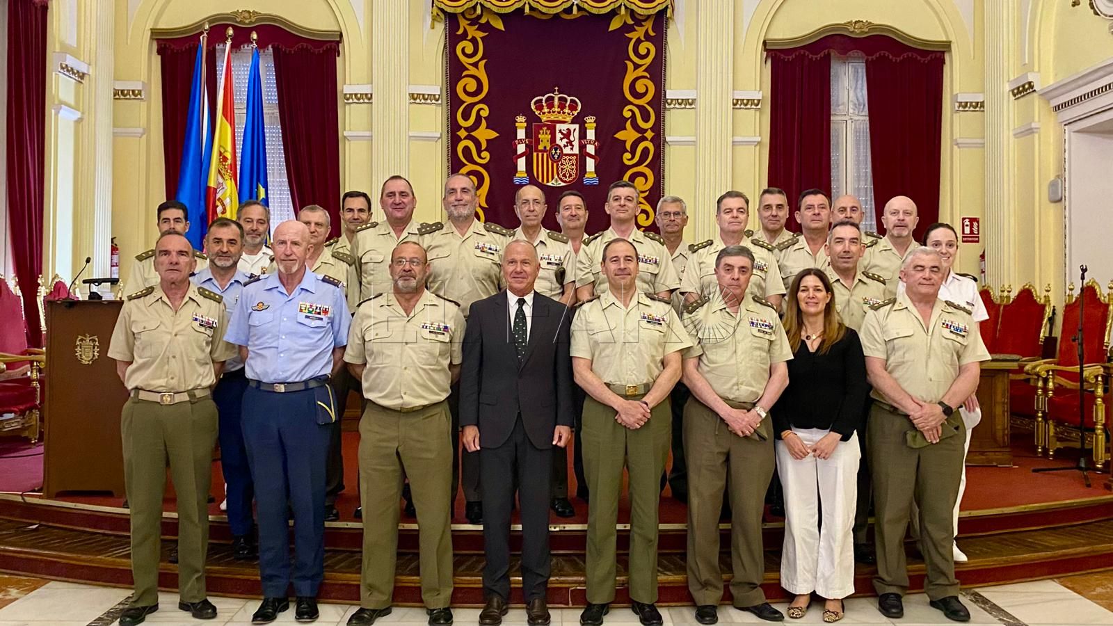 Recepción oficial en el Salón Dorado de autoridades militares