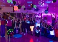 Arranca la Holi Week 2026 en Melilla con la “Glow & Flow Yoga Experience”