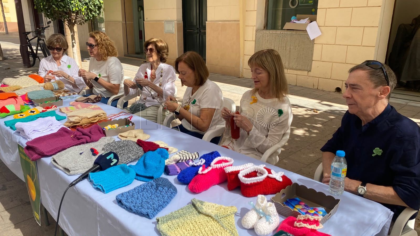 Un grupo de mujeres de la ONCE teje para ayudar a colectivos vulnerables en Melilla