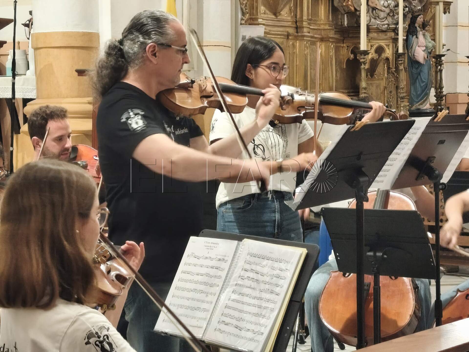 Momento solista de Zayra junto a su profesor de violín Mario en la Iglesia Sagrado Corazón. -AGC-