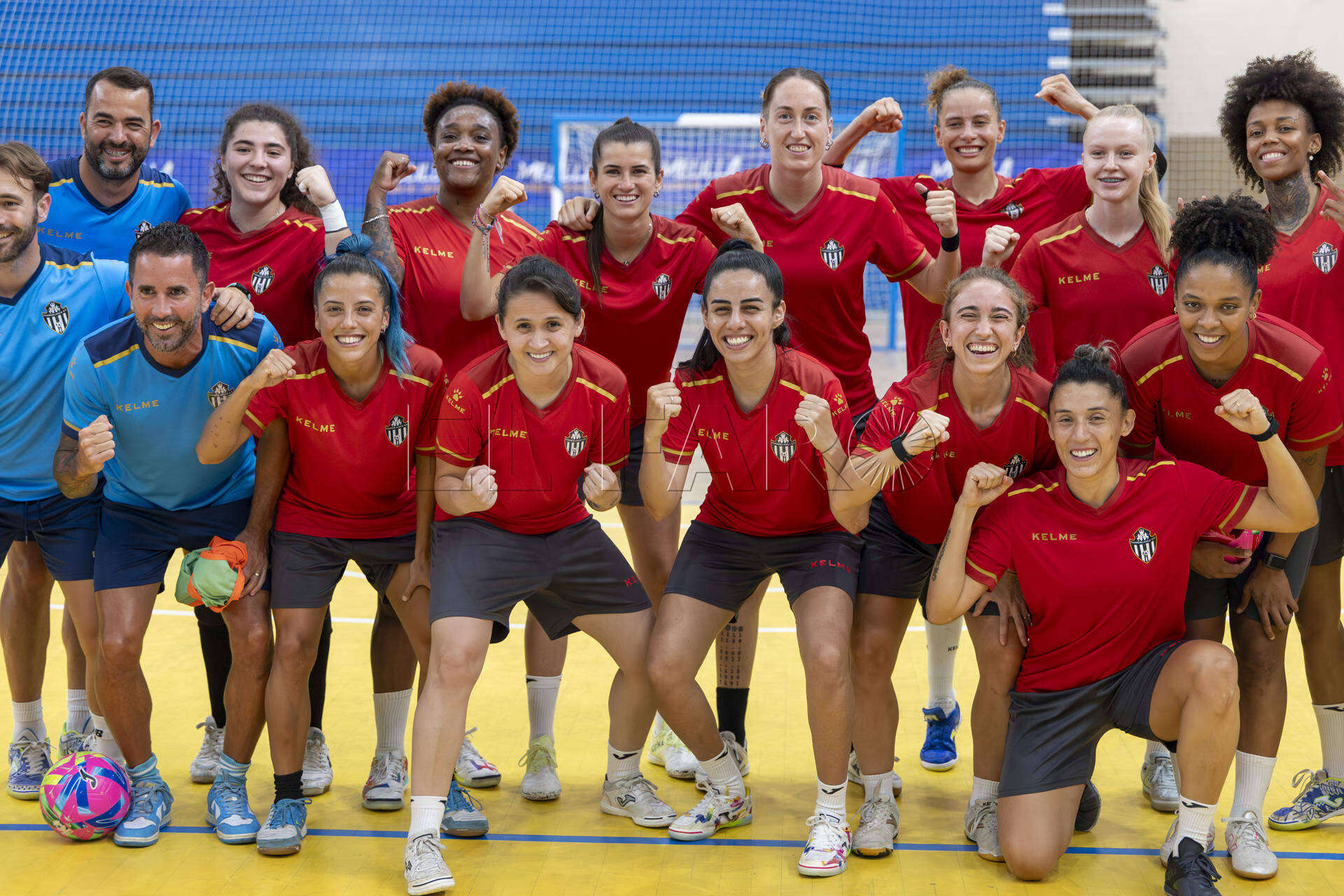 MELILLA, 20/06/2026.- En un día atípico, el próximo lunes a las siete de la tarde, se decidirá el primer punto por el título de la liga femenina de fútbol sala entre el Futsi Navalcarnero, vigentes campeonas, y el Melilla Torreblanca, el equipo que lo ha ganado todo esta temporada y sueña a lo grande en la primera final de su historia. En la imagen, las jugadoras y cuerpo ténico posan este sábado.  EFE/ Giner