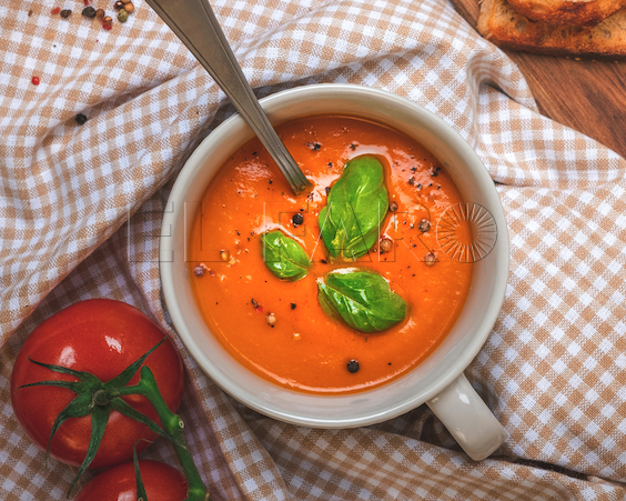 Son dos platos típicos para almuerzos y cenas que pueden prepararse con los ingredientes de siempre e incorporar nuevos como la sandía, la remolacha o el aguacate (Internet)