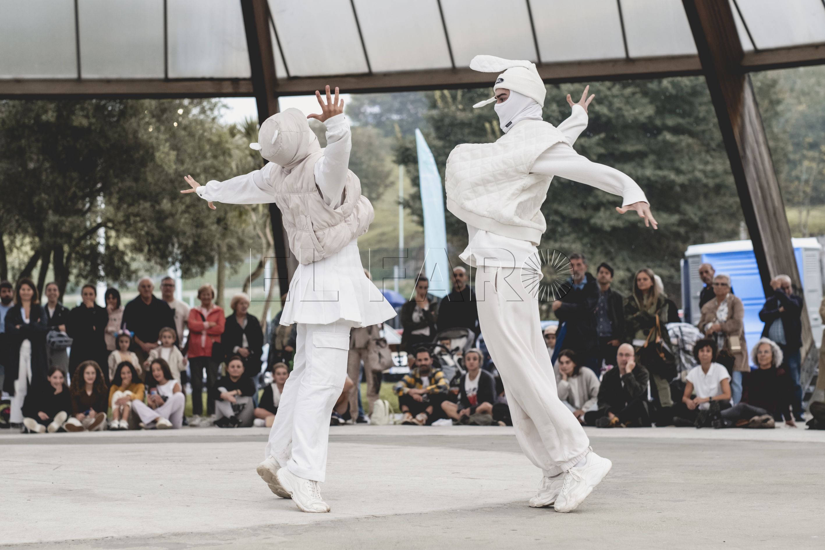 Arnau Pérez y Nicolás Martínez interpretando Vibra!. -Cedida por el coreógrafo-