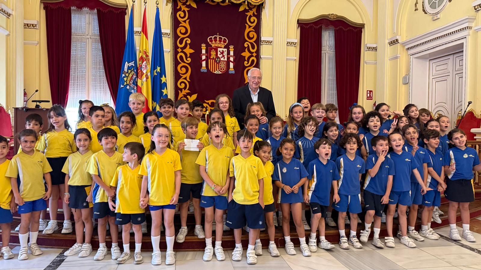 Alumnos y alumnas del colegio La Salle-El Carmen junto al presidente Juan José Imbroda en el Salón Dorado. -AGC-