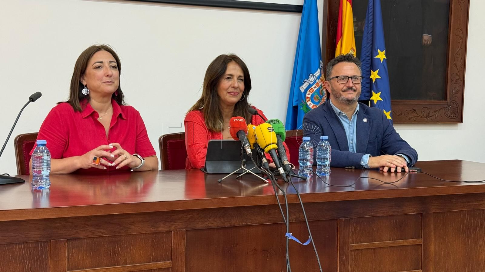 Marga Sánchez, fadela Mohatar y Salvador del Barrio, durante la comparecencia en la Consejería de Cultura. -AGC-