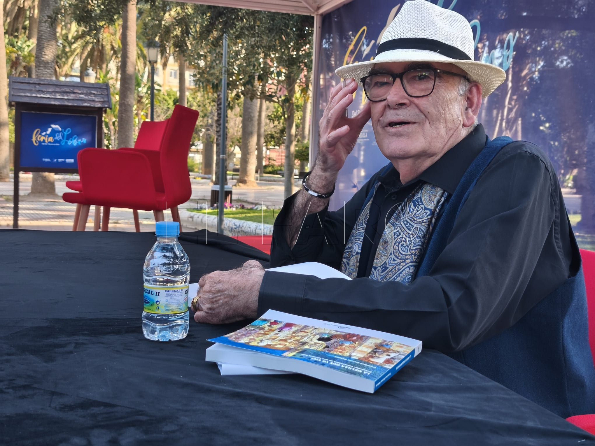 Francisco Alcaraz Betoret, firmando ejemplares de su libro tras la presentación junto a Francisco Díaz en la Feria del Libro de Melilla. -AGC-