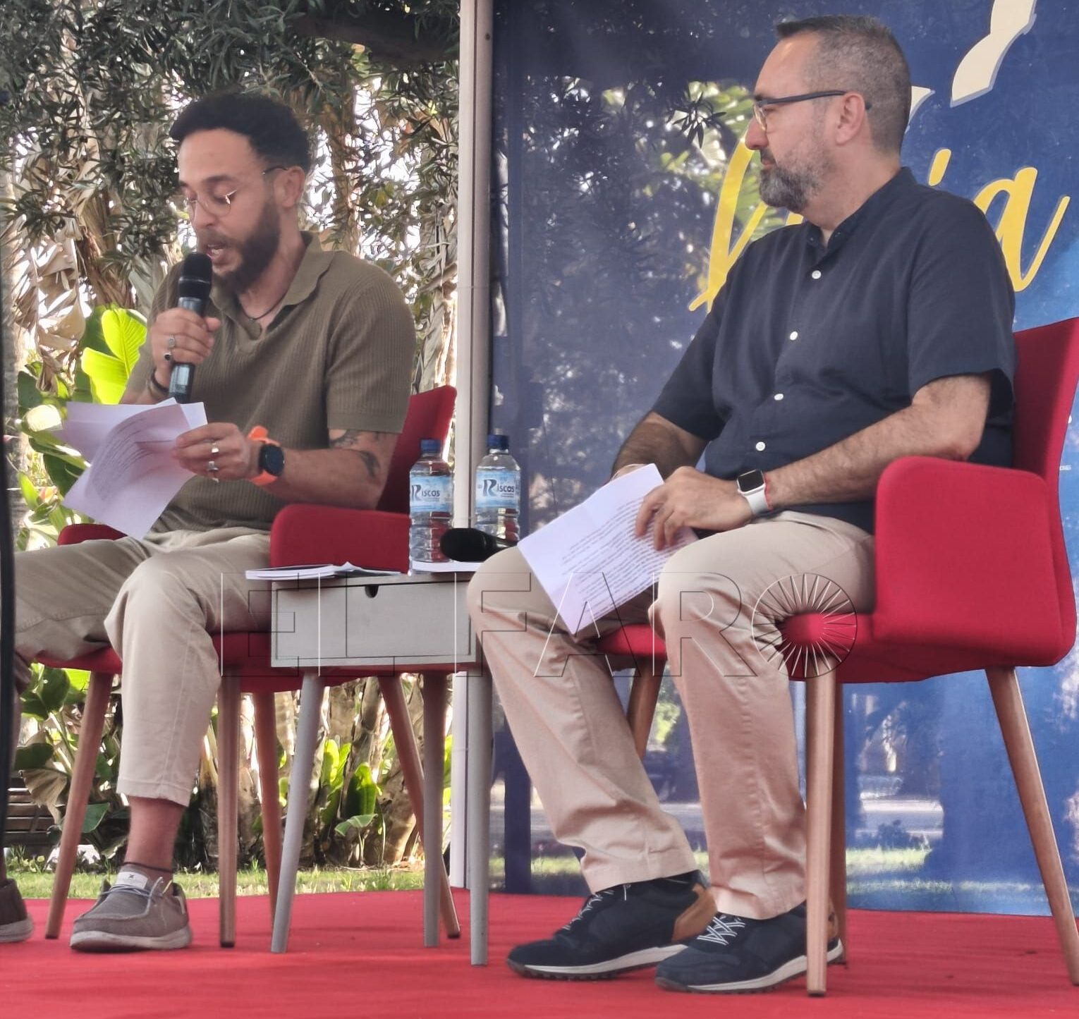 Nathan Mohamed y Jesús Andújar durante la presentación de 'Mi Santa Compaña' en la Feria del Libro de Melilla. -AGC-