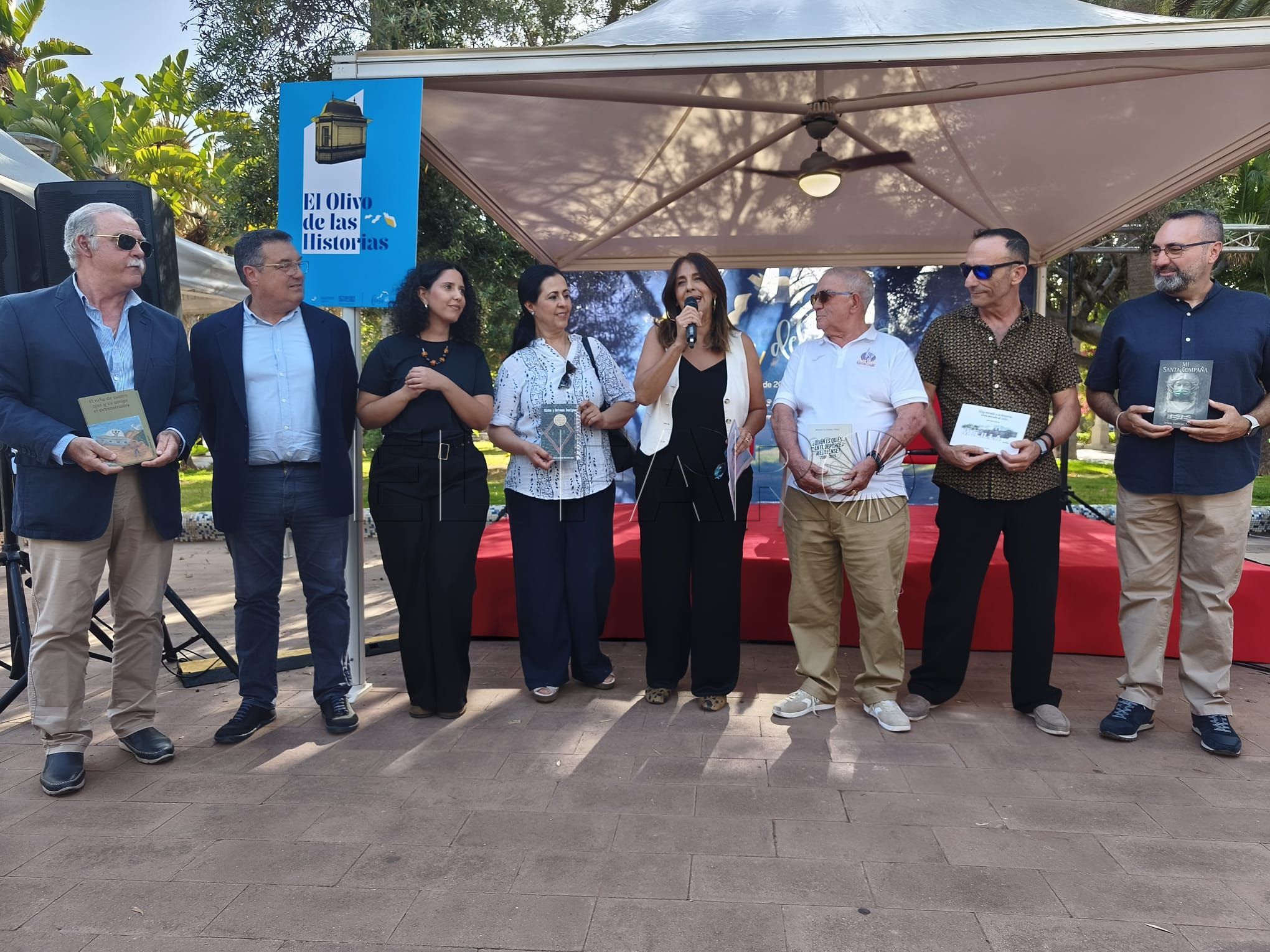 Manuel Agulló, José Antonio Castillo, Avelino Gutiérrez, Juan José Llorens, Jesús Andújar, Salma Halifa y Naima Mohamed junto a Fadela Mohatar. -AGC-