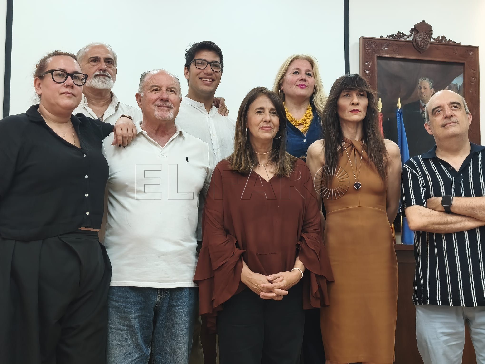 Autores melillenses que forman parte de la antología junto a Fadela Mohatar en el salón de la consejería. -AGC-