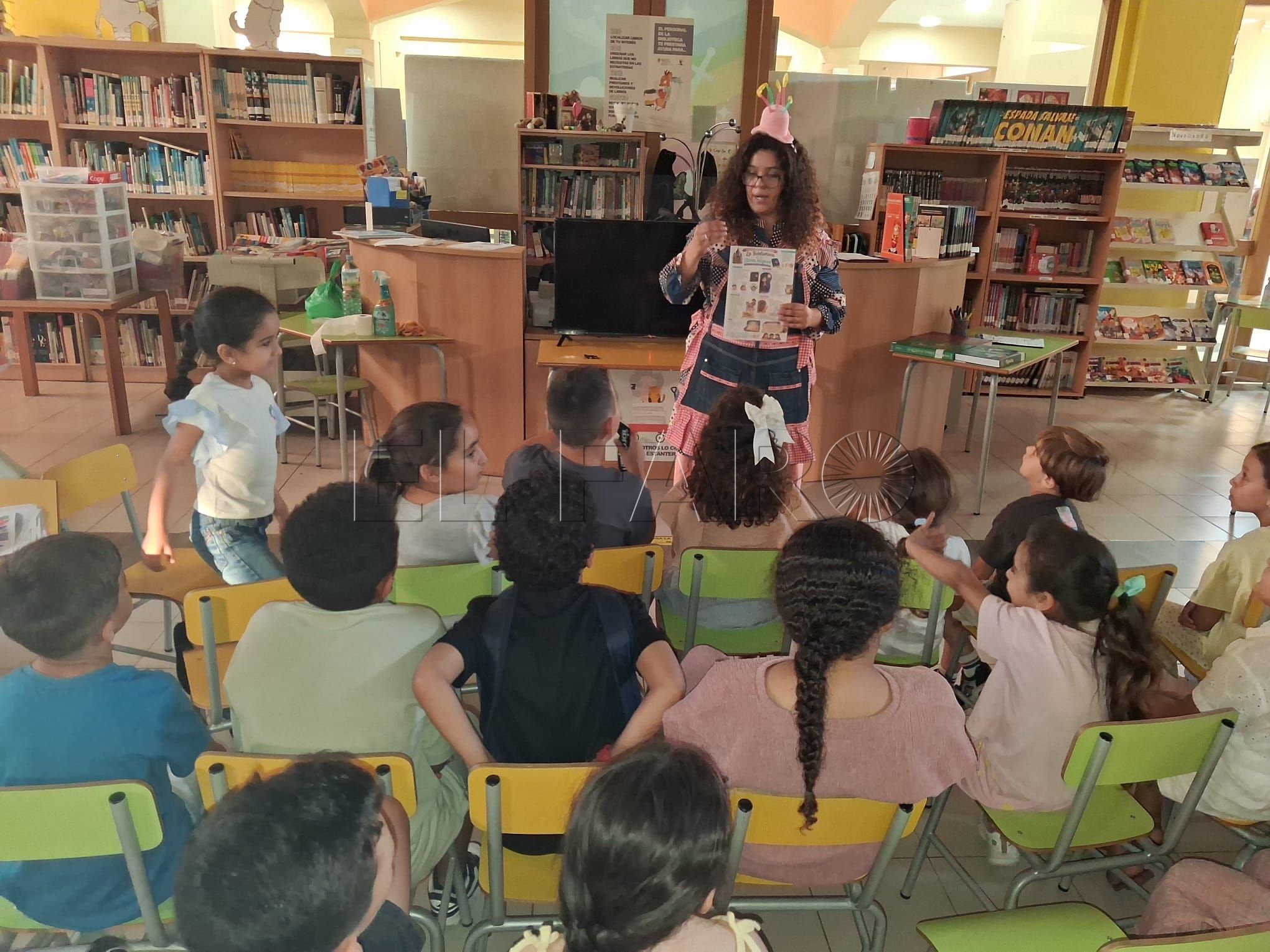 Mimi, la duendecilla de la Biblioteca, interpretada por Sania Mohamed, durante los talleres infantiles de la Feria del Libro. -Cedida por Mohamed-