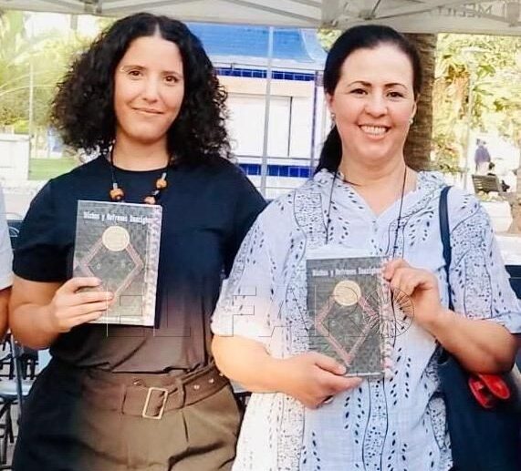 Salma Halifa y Naima Mohamed junto a su libro 'Dichos y refranes imazighen'. -Cedida por la escritora-