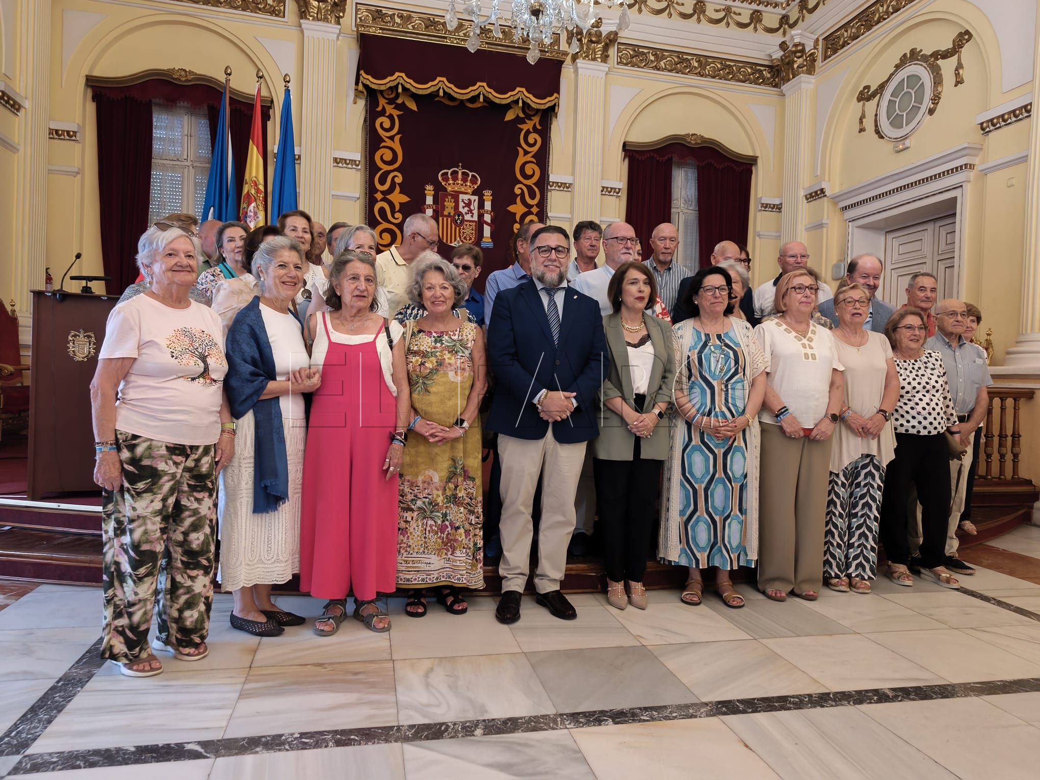 Comitiva de la Casa Regional de Ceuta en Melilla, junto a Ramón de la Cruz y María José Aguilar en el Salón Dorado. -AGC-