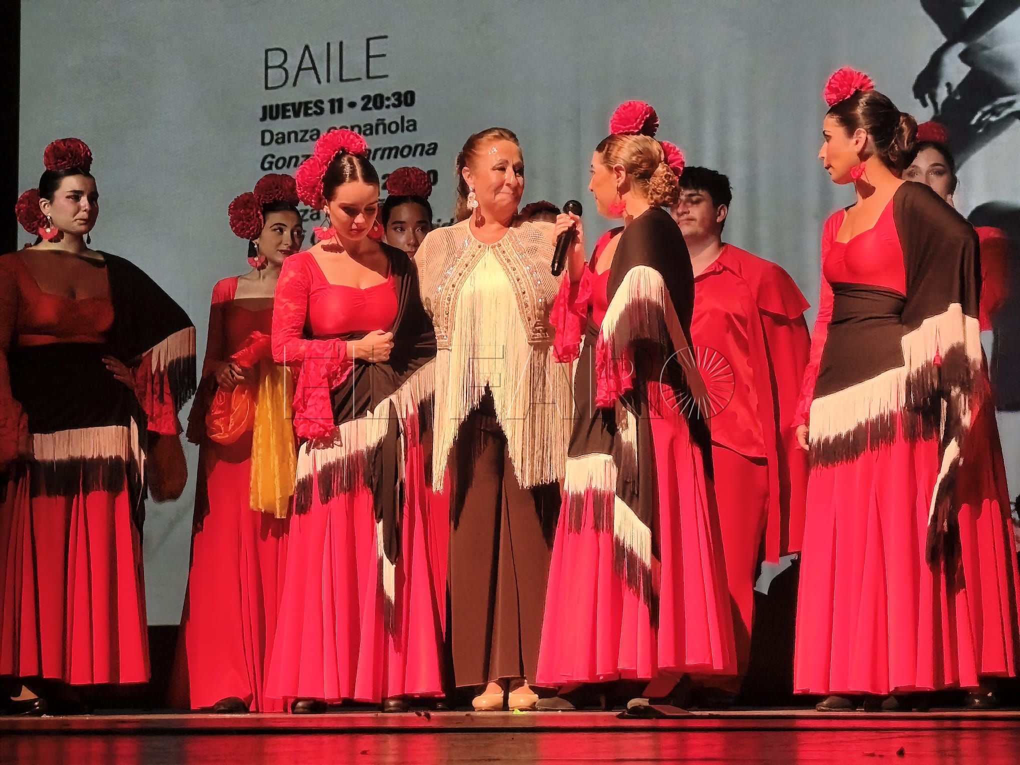 Mari Carmen Florido y sus alumnas despidiéndose de una etapa, durante el festival fin de curso. -AGC-
