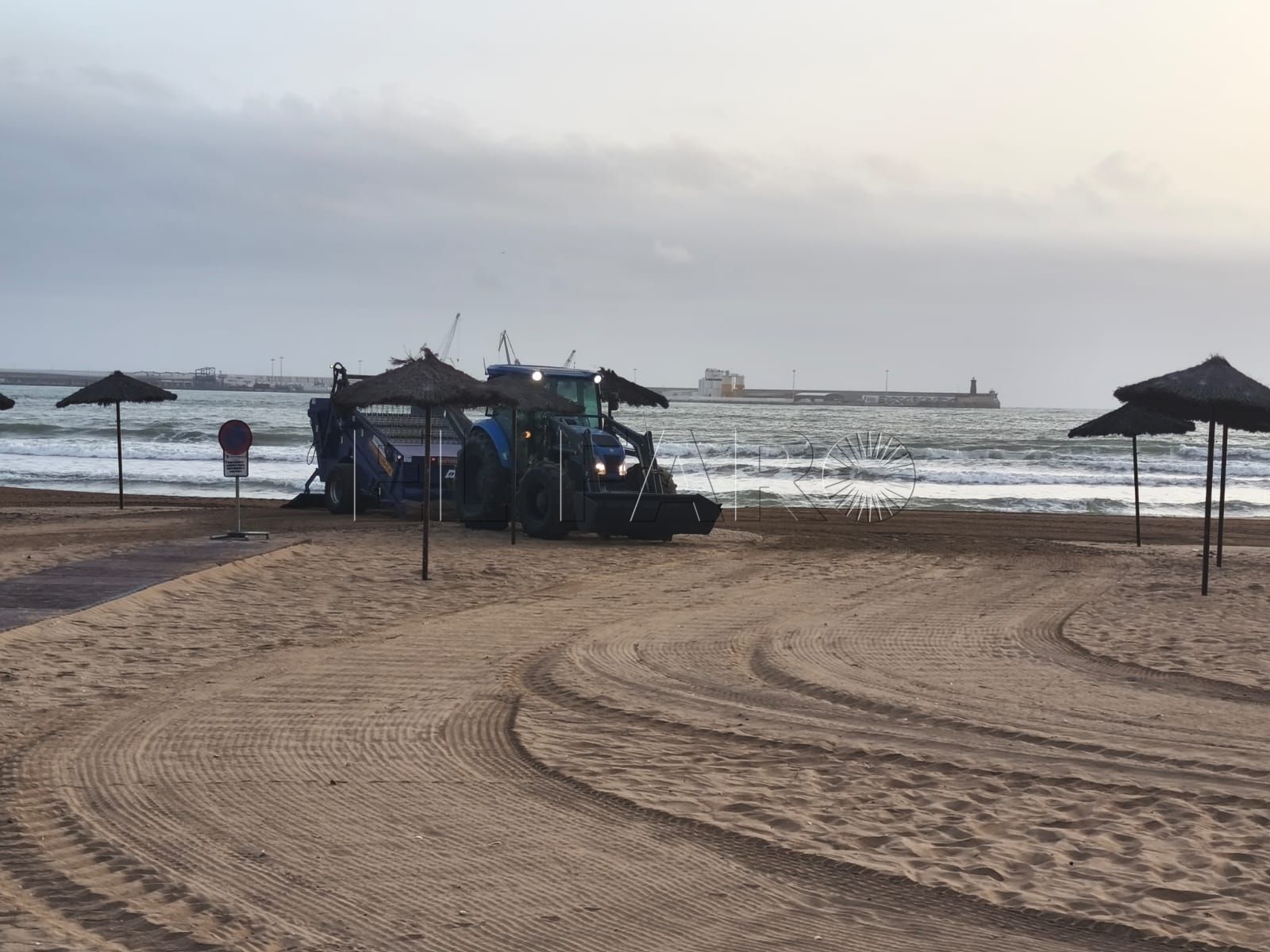 Maquinaria pesada realizando labores de limpieza en la arena de las playas melillenses. -Cedida por la CAM-
