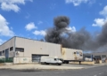Un importante incendio en cuatro naves del Polígono Industrial moviliza a 25 bomberos