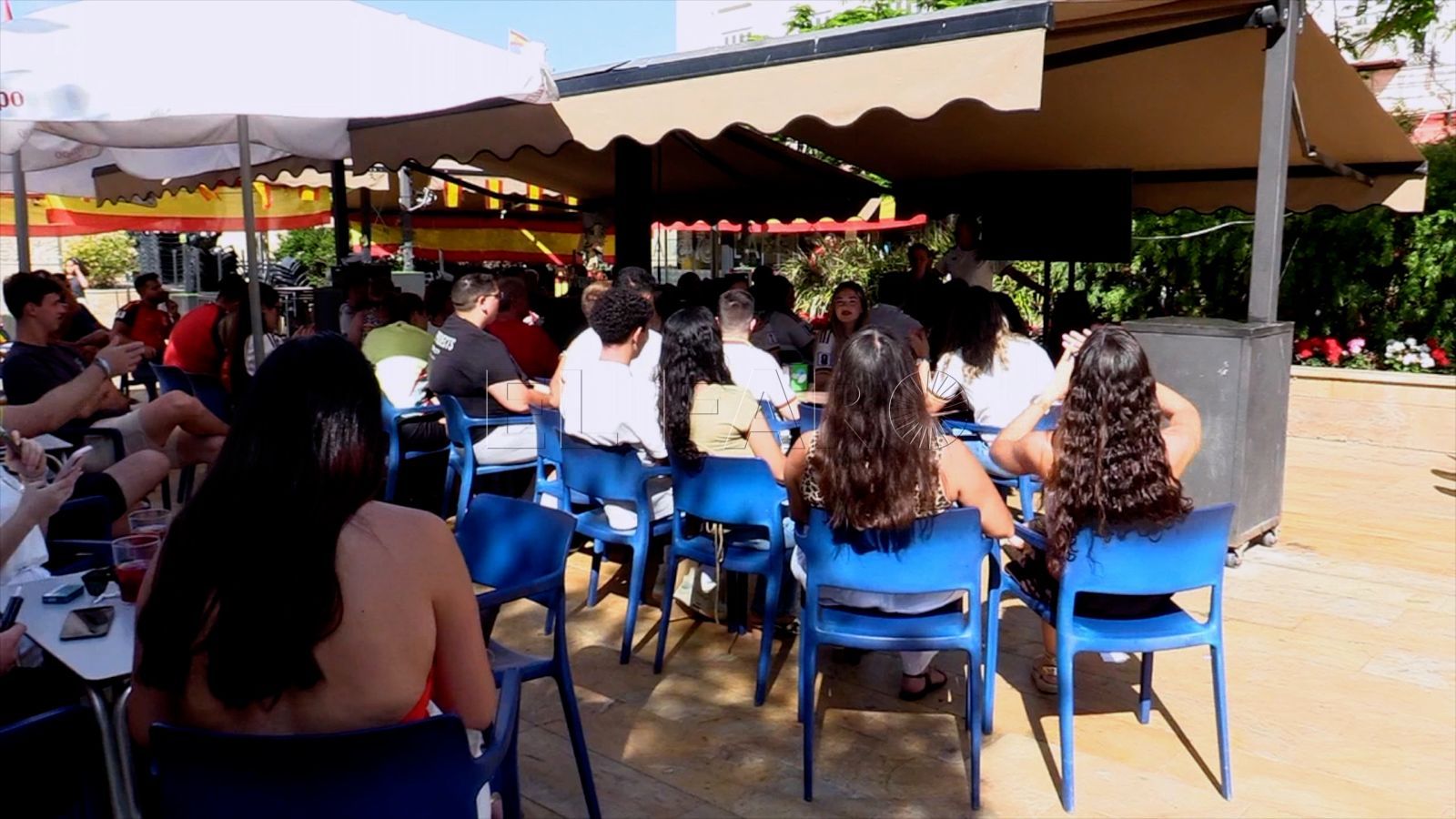 El Café Bar Navona se llena de aficionados por el debut de España en el Mundial
