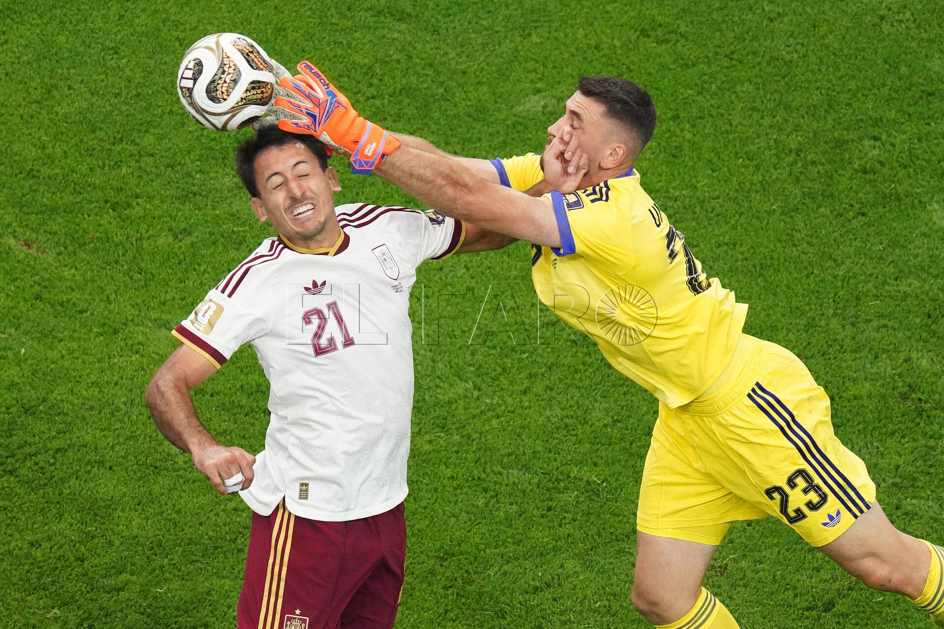 Mikel Oyarzabal (i) y Unai Simón de España disputan el balón este martes, en el partido de semifinales del Mundial de la FIFA 2026 entre Francia y España en el estadio AT&T en Arlington (Estados Unidos).
