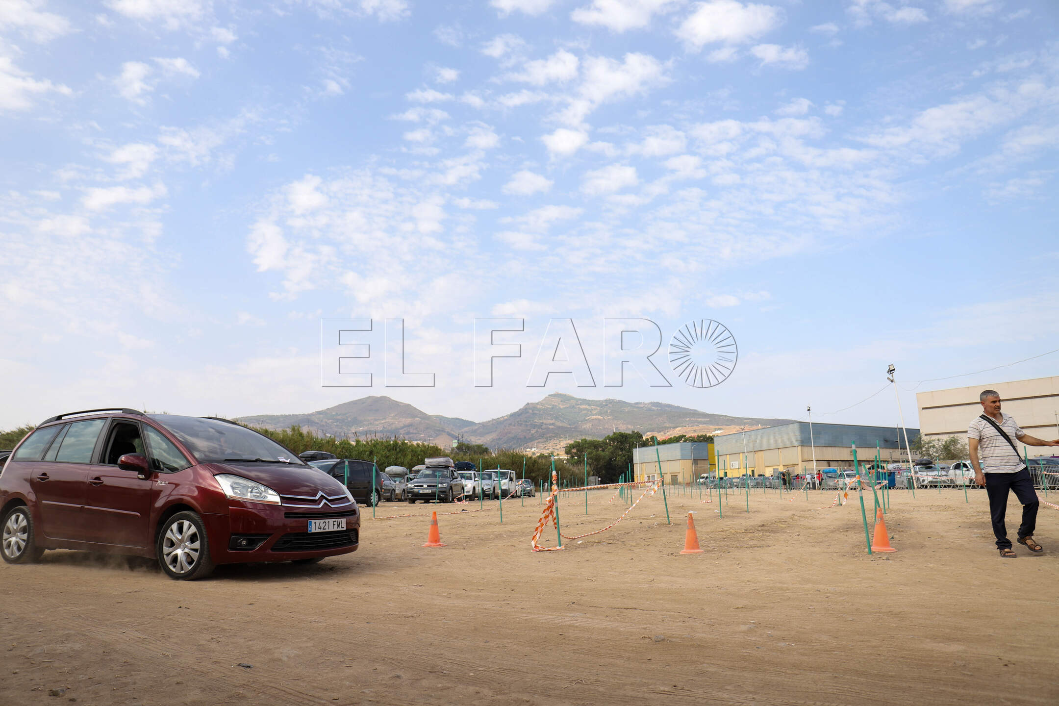 Largas colas en el paso fronterizo de Beni-Enzar durante el domingo (AMIN MD)