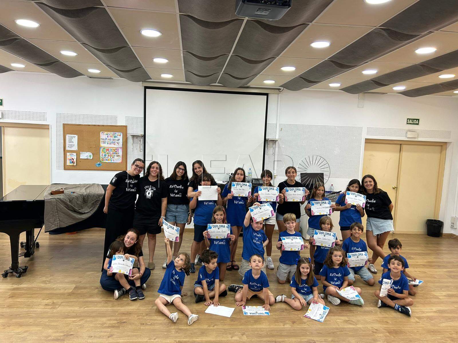 Monitoras de la Escuela de Verano junto a niños y niñas participantes. -Cedida por Clara Rincón-