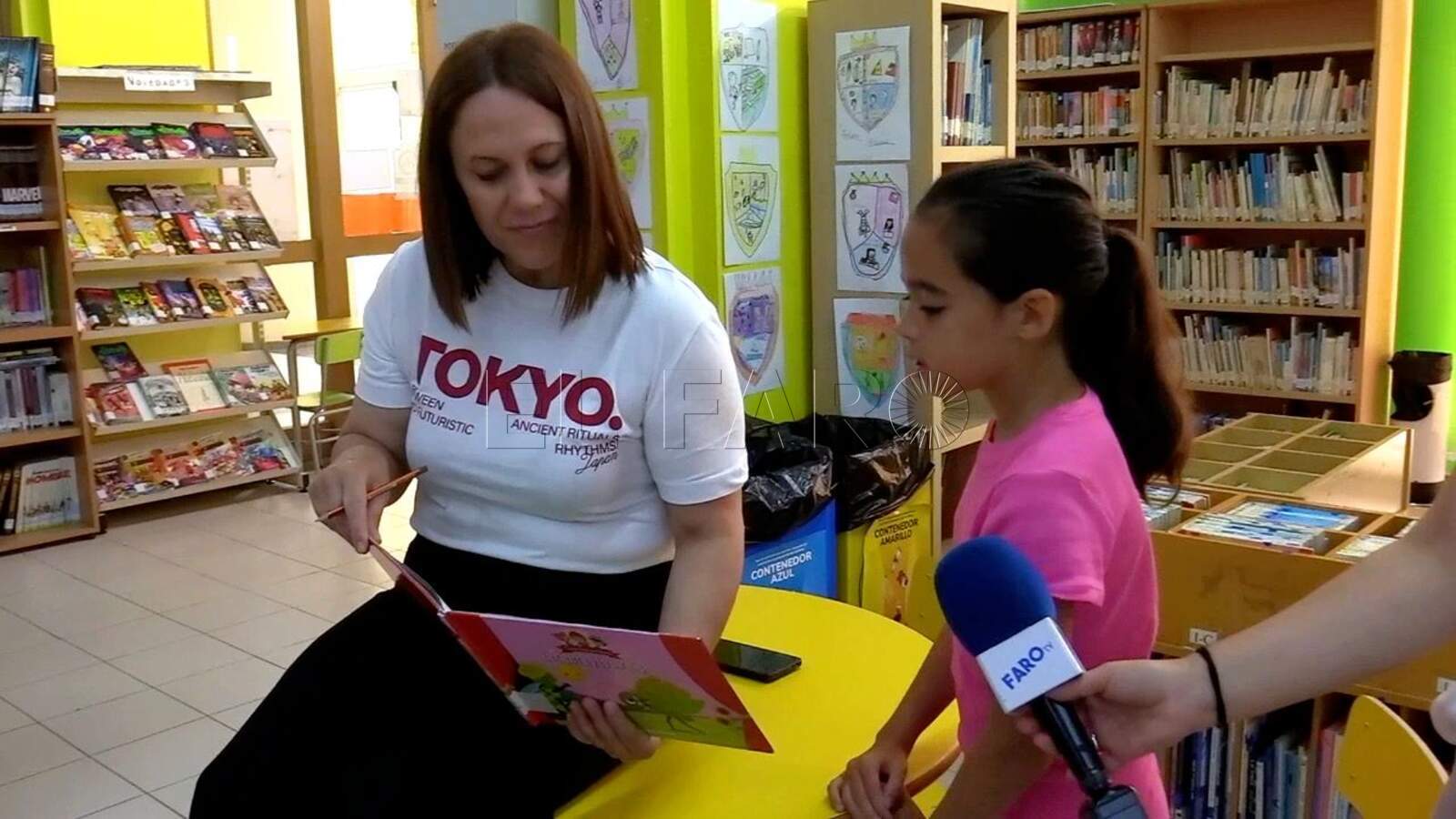 La monitora María Mansilla junto a la joven Nagore durante la lectura interpretativa. -JCF-