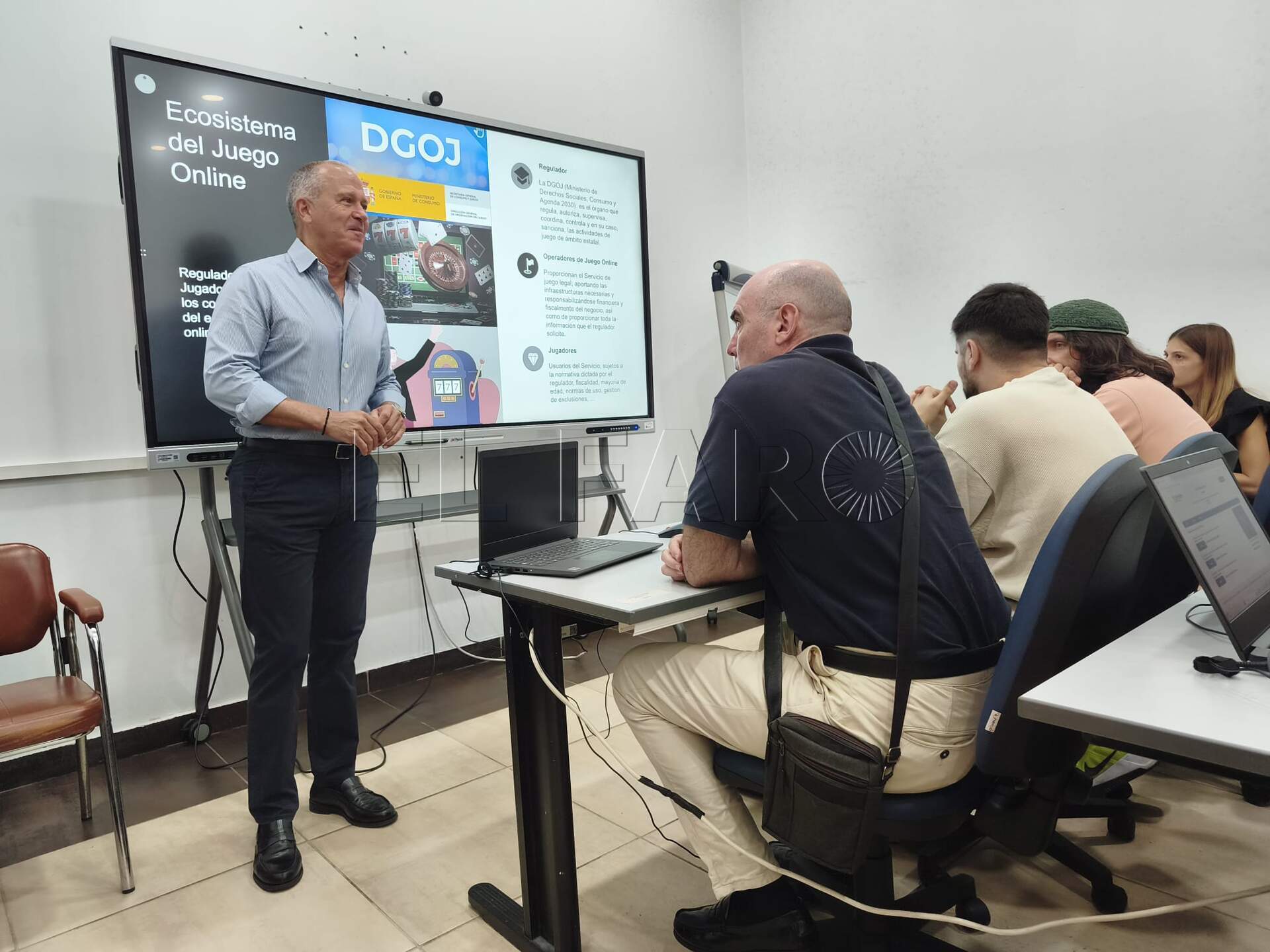 Miguel Marín, consejero de Innovación Tecnológica, dirigiéndose al alumnado del curso. -AGC-