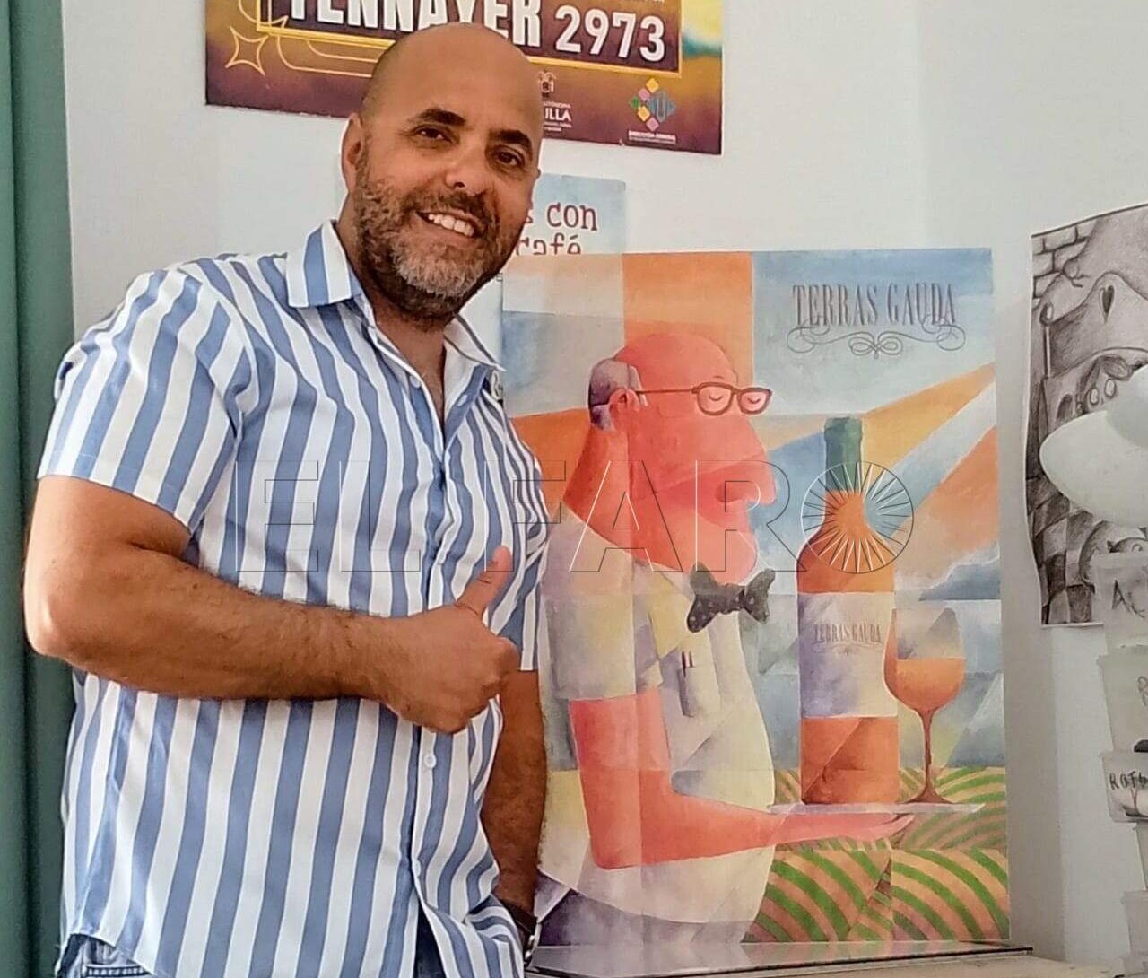 Salah Mezian y el cartel presentado en XXV Bienal Internacional de Cartelismo Terras Gauda – Concurso Francisco Mantecón. -Cedida por Mezian-