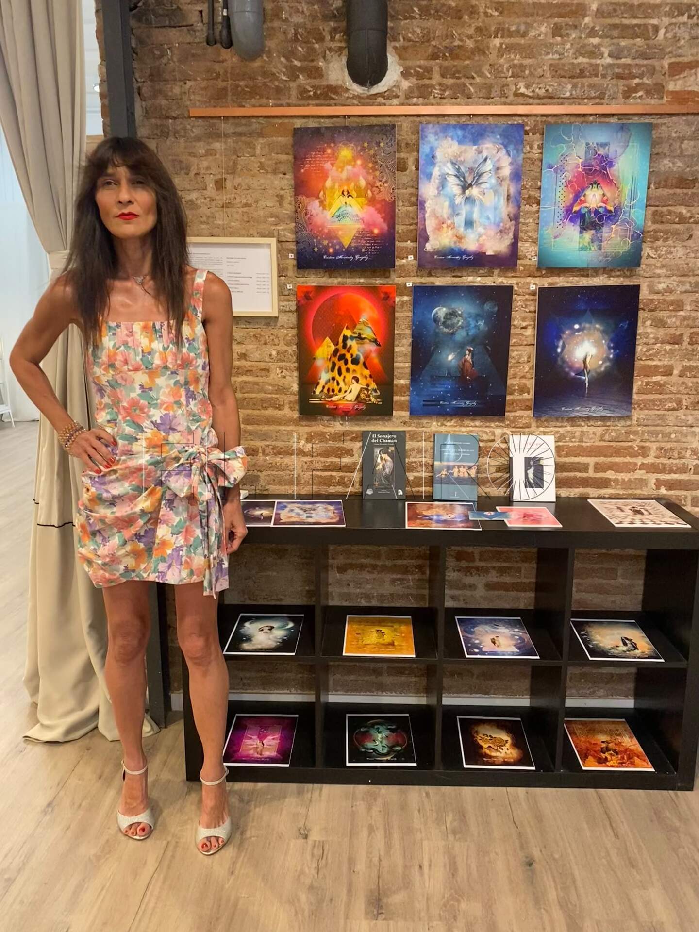 Cristina Hernández junto a su obra en la exposición INTERPIEL, galería Miim Spais de Mireia Vilar, Barcelona (8-28 julio). -Cedida por Hernández-